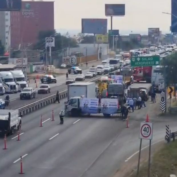 Manifestantes Bloquean Dos Carriles de la Carretera Federal 45 León-Silao.